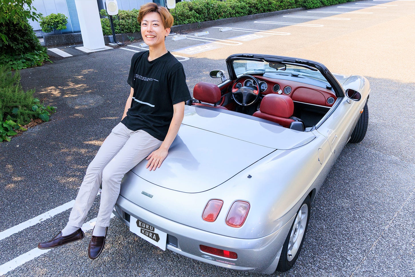 かわむらさんにバルケッタのデザインとして気に入っている点を尋ねると、「バルケッタを語るうえで重要な点は、幌をボディに格納できることです。ロードスターとは異なり、バルケッタは“屋根を開けられるクルマ”ではなく、“屋根を閉められるクルマ”だということです。幌を開けると、赤いレザーの内装もあいまって、まるでモナコに停泊している高級ボートのよう……というのはさすがに言いすぎですね」と、熱く語っていただきました！