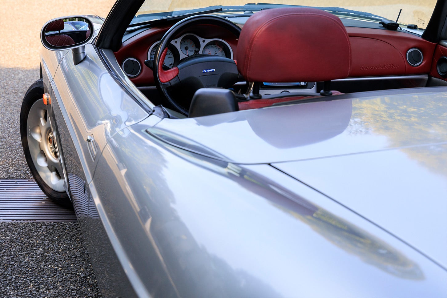 ボディを一周すると、ドアを除いて継ぎ目がありません。ウワサでは、ボディの製造にベース車であるプントの約10倍のコストをかけたそうです！