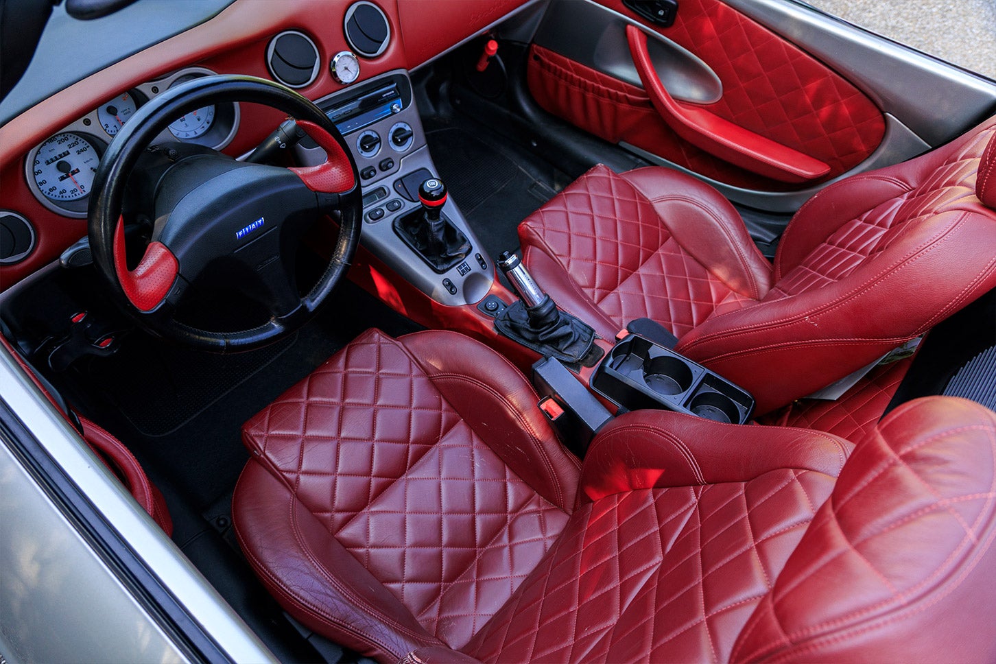 レザーシートは限定モデルだけの、とても上品な赤色です。これはモテます！