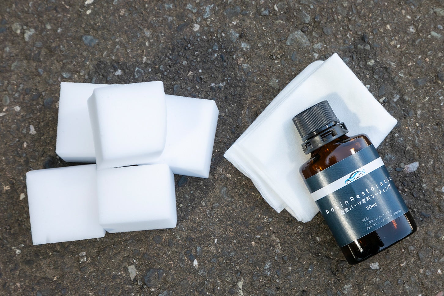 キューブ型のメラミンスポンジ（写真左）は100円均一ショップで購入できるので経済的。黒樹脂コーティング剤（写真右）はクロス付きで1650円（税込）でした。