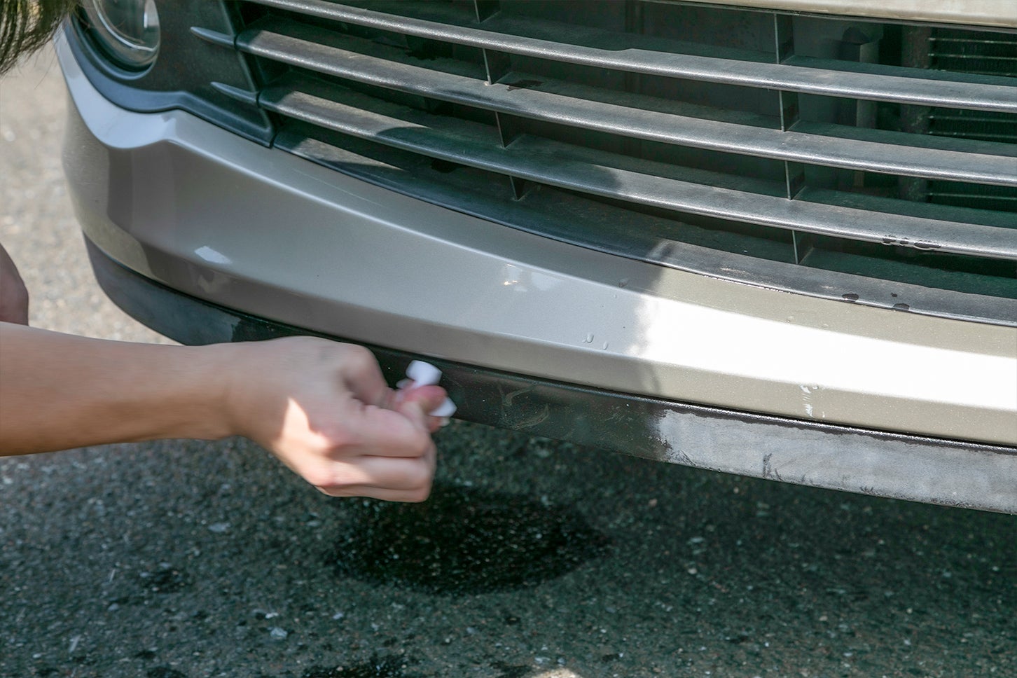 濡らしたメラミンスポンジで磨くだけでもワックスのカスなどが落ちて、それなりに白化が解消します。