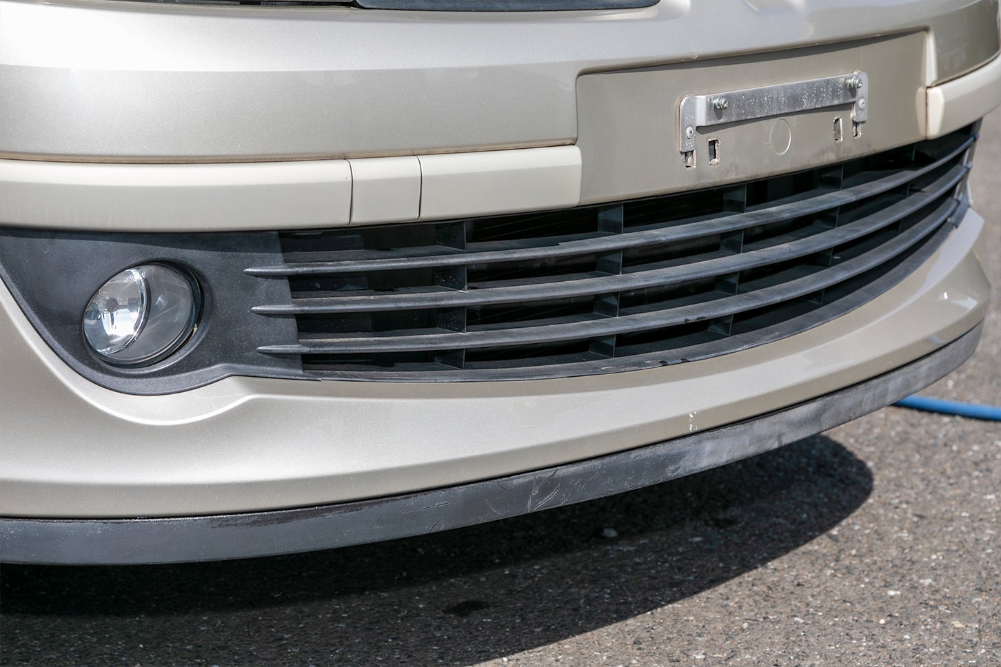 写真の左側がメラミンスポンジで樹脂パーツを磨いた状態です。