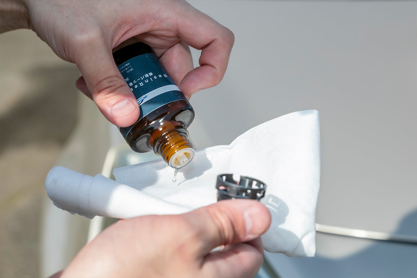 黒樹脂コーティング剤は透明。少量でもクロスで伸ばせばクルマ1台分の樹脂パーツをカバーできると思います。