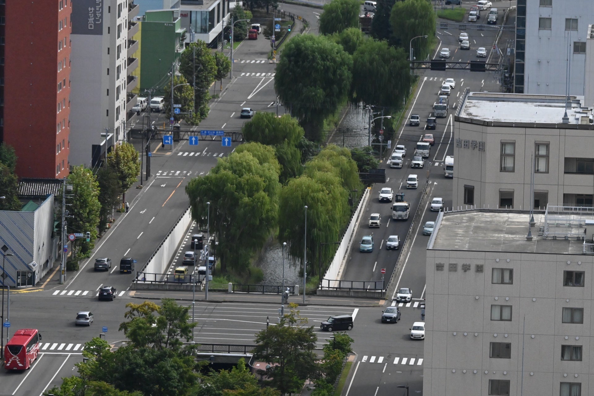 創成トンネルへの入口が見える。