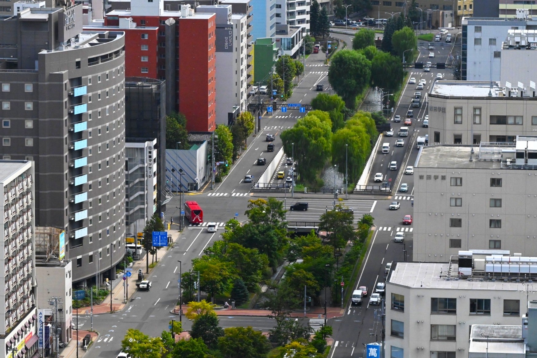 札幌中心部を南北に貫く創成川通。