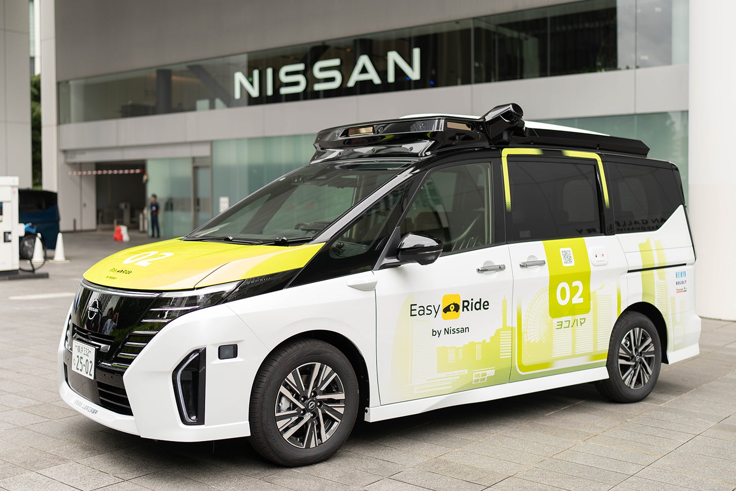 日産セレナをベースとした自動運転モビリティサービス車両のプロトタイプ