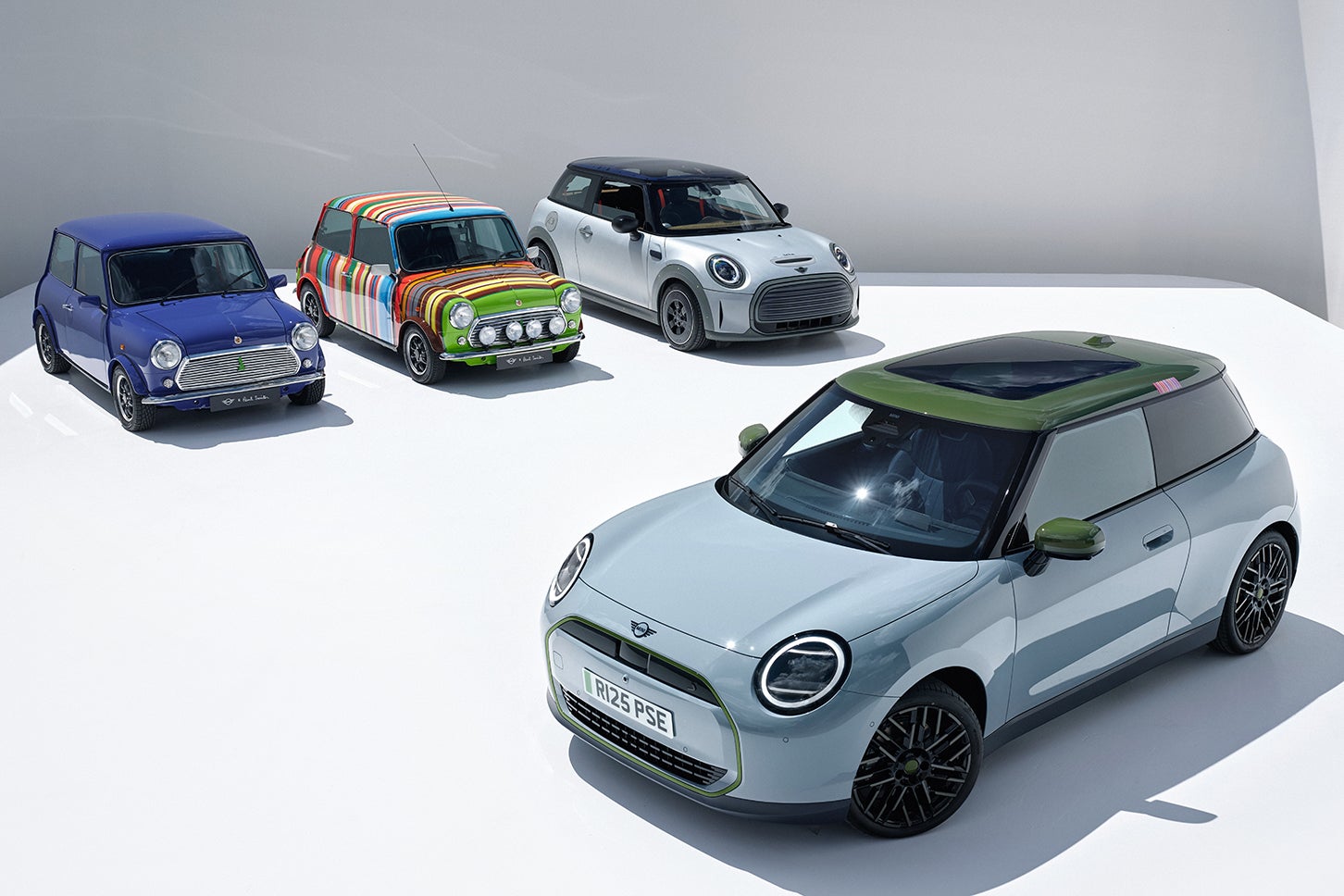 写真左からMINIリチャージドbyポール・スミス、ストライプドMini（ワンオフ）、MINIストリップ、MINIポール・スミス エディション