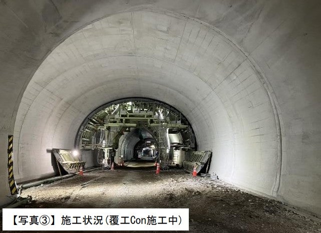 貫通したばかりの鍵掛峠トンネル。