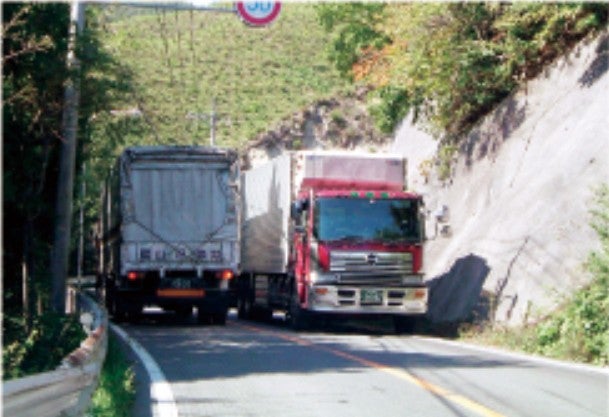 国道183号現道は、狭隘な2車線道路。