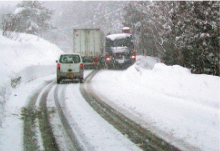 狭隘な現道の状況