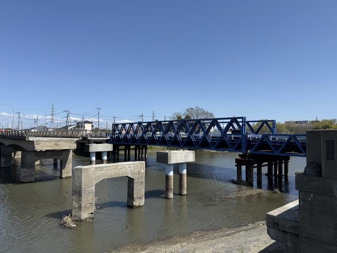 さいたま春日部線の岩槻橋。旧橋は撤去中。
