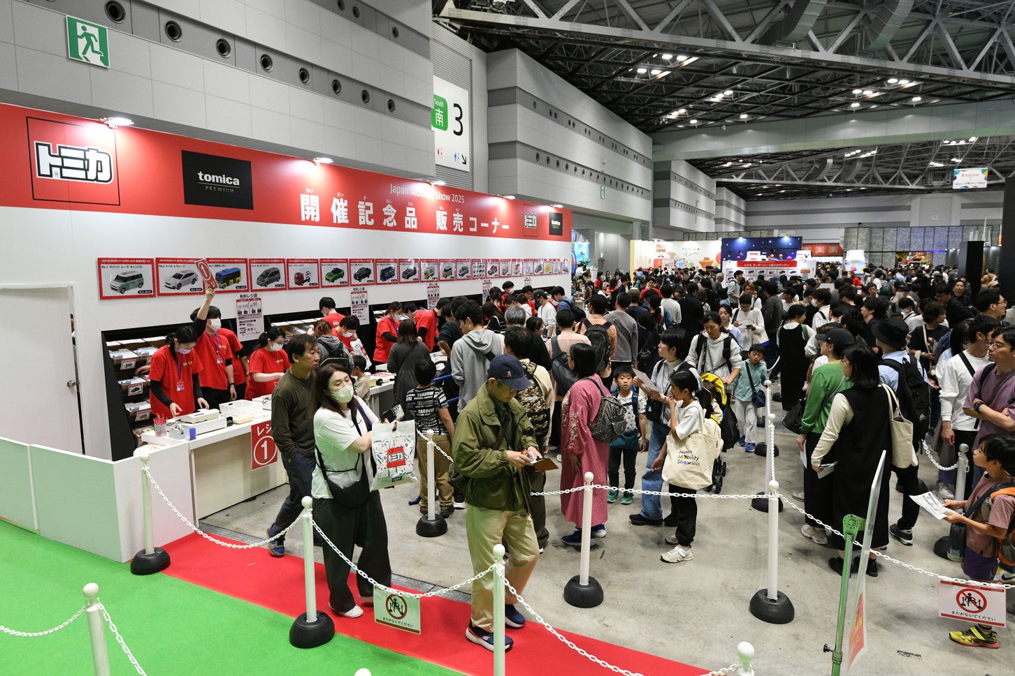 ジャパンモビリティショー2025のトミカ販売コーナーの様子。