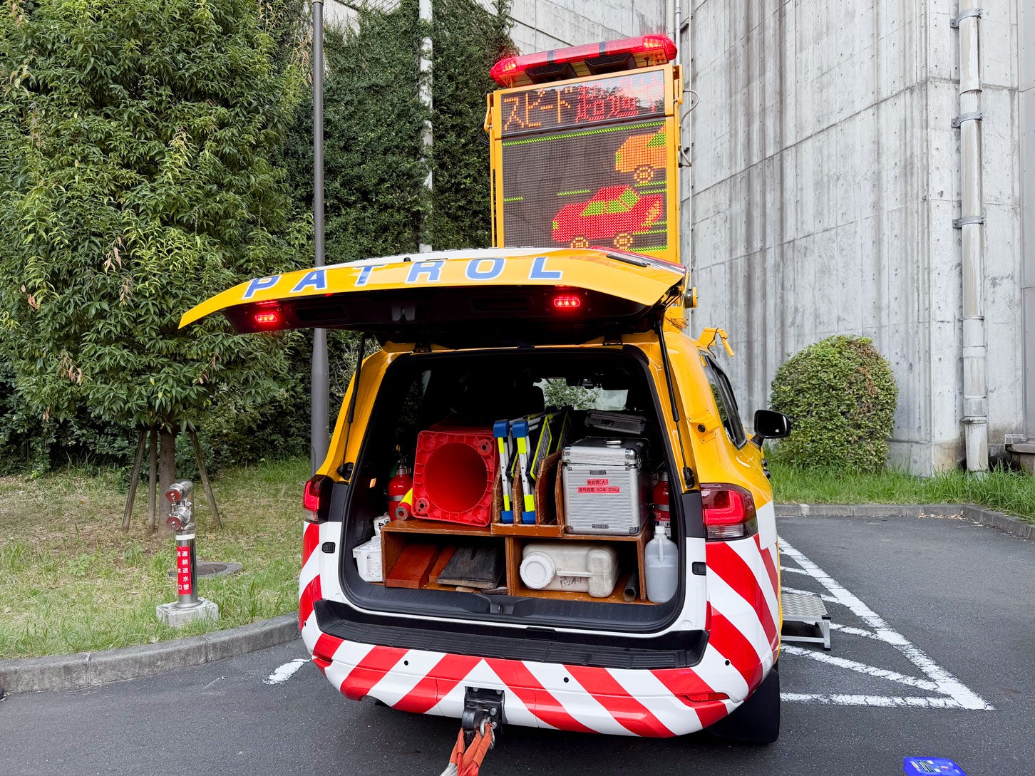 首都高のパトロールカーの内部。事故やトラブルに対応するための道具が搭載されている。下に、他の車両をけん引するためのロープが見える。「首都高点検・補修デモ2025」で筆者撮影
