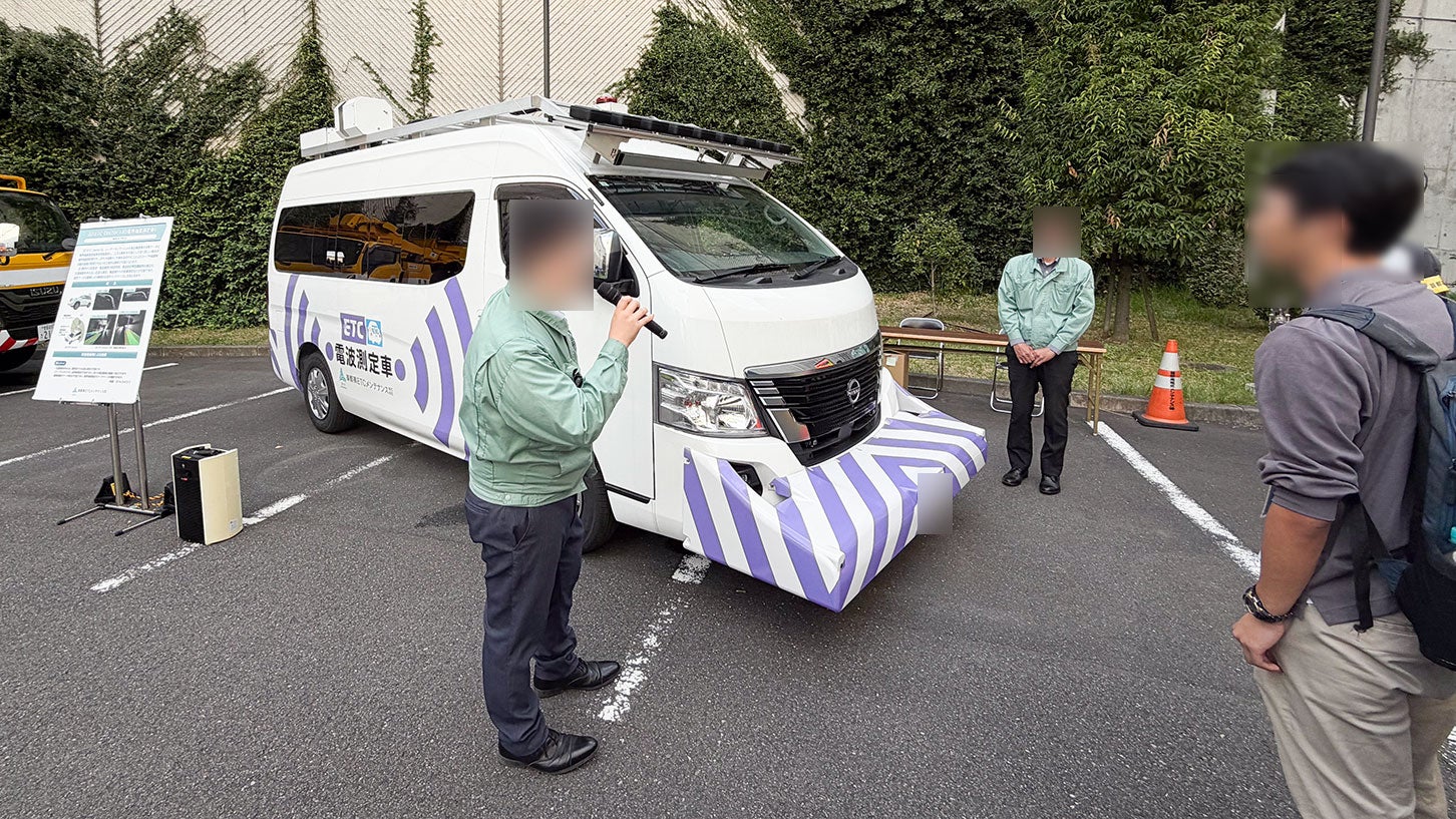料金所のETC装置を点検するETC電波測定車。電波の強さの分布を3Dデータとして収集し、可視化できるので、点検作業を効率化できる。「首都高点検・補修デモ2025」で筆者撮影