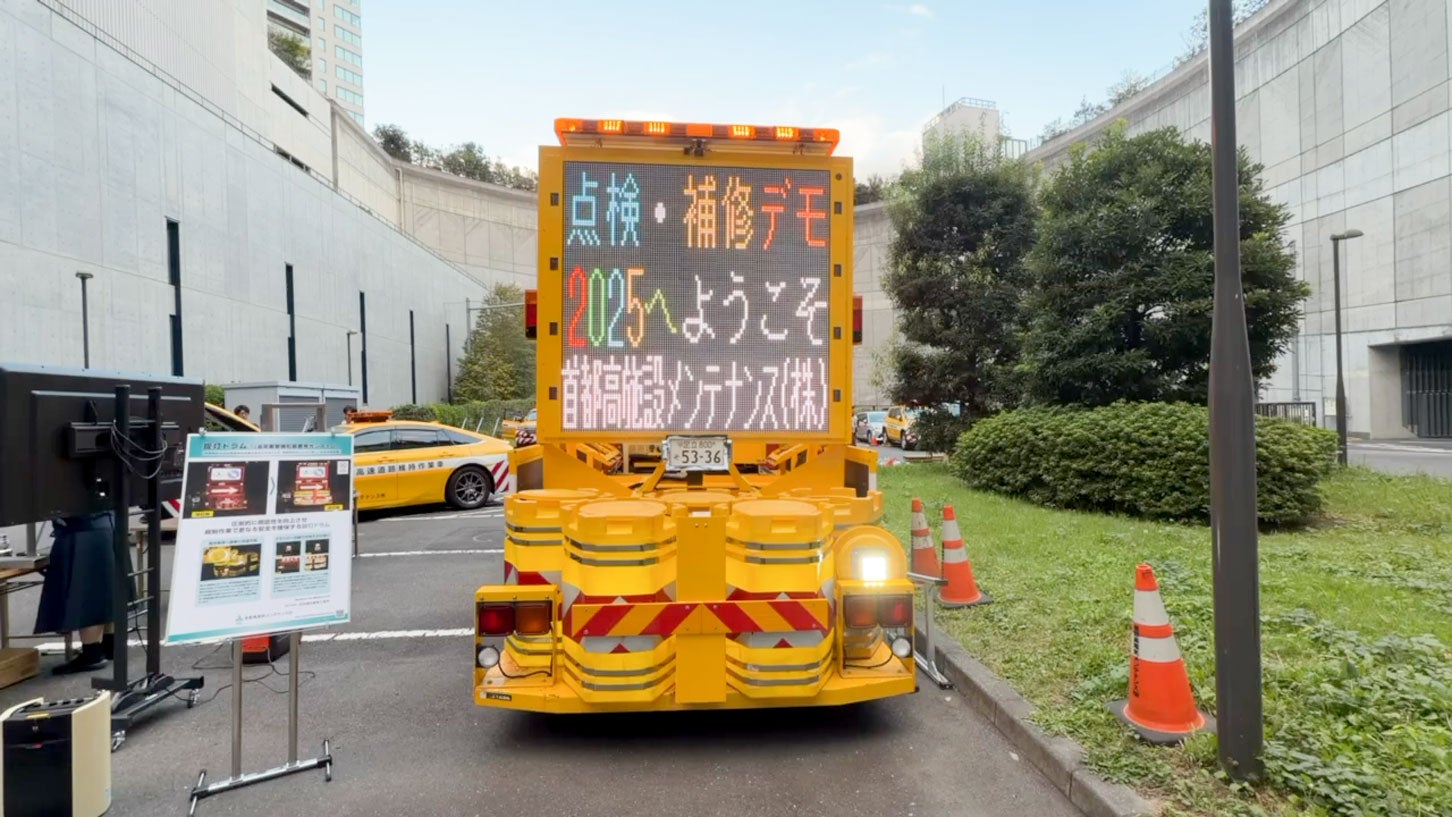 後ろから見た標識車。大きなLED画面でドライバーに情報を伝える。LED画面の下にある円筒形のドラムは、夜間に光る。「首都高点検・補修デモ2025」で筆者撮影