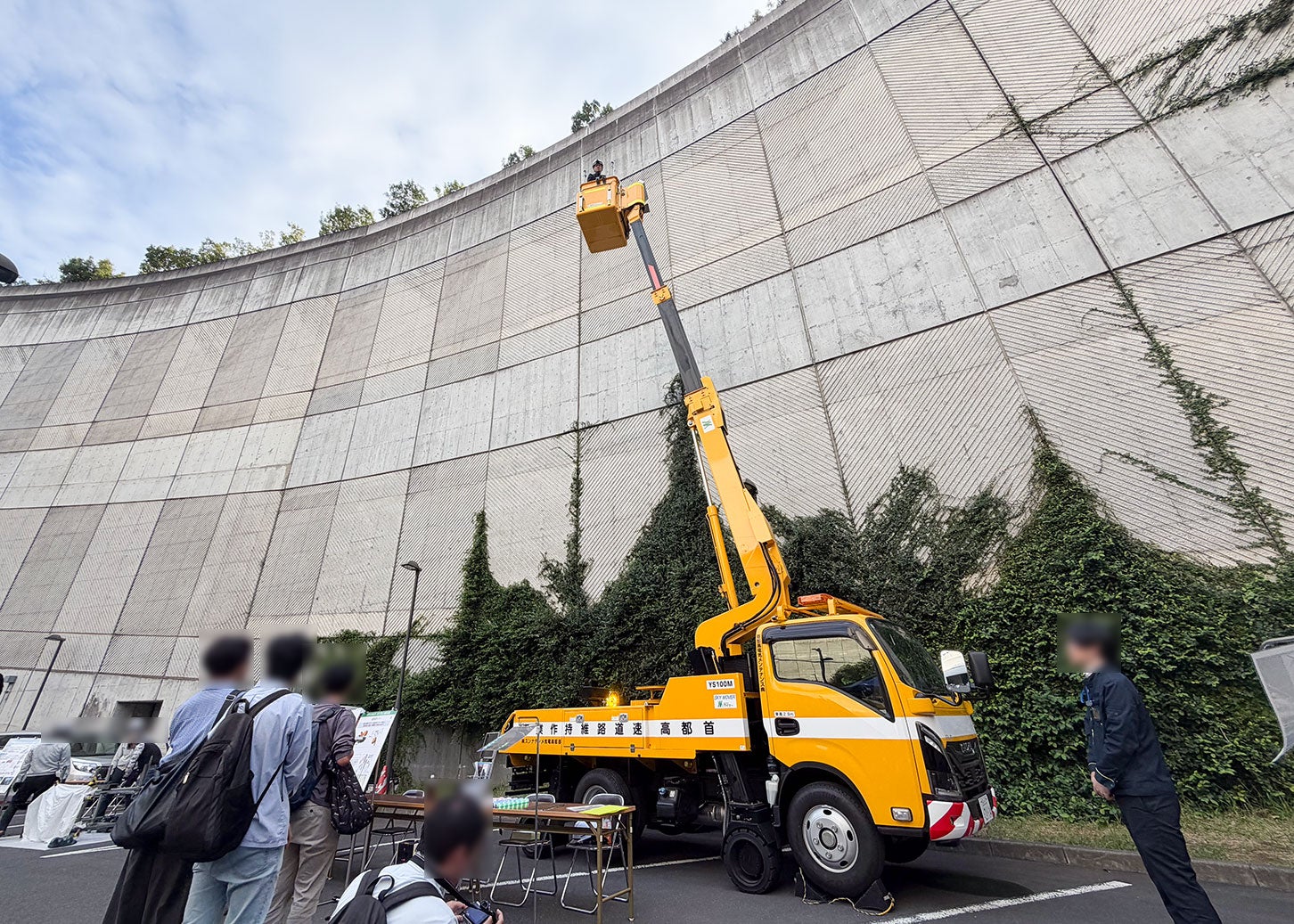 高所作業車によるデモンストレーション。作業員が乗るカゴの高さは、それを支えるアームの伸縮で制御できる。「首都高点検・補修デモ2025」で筆者撮影