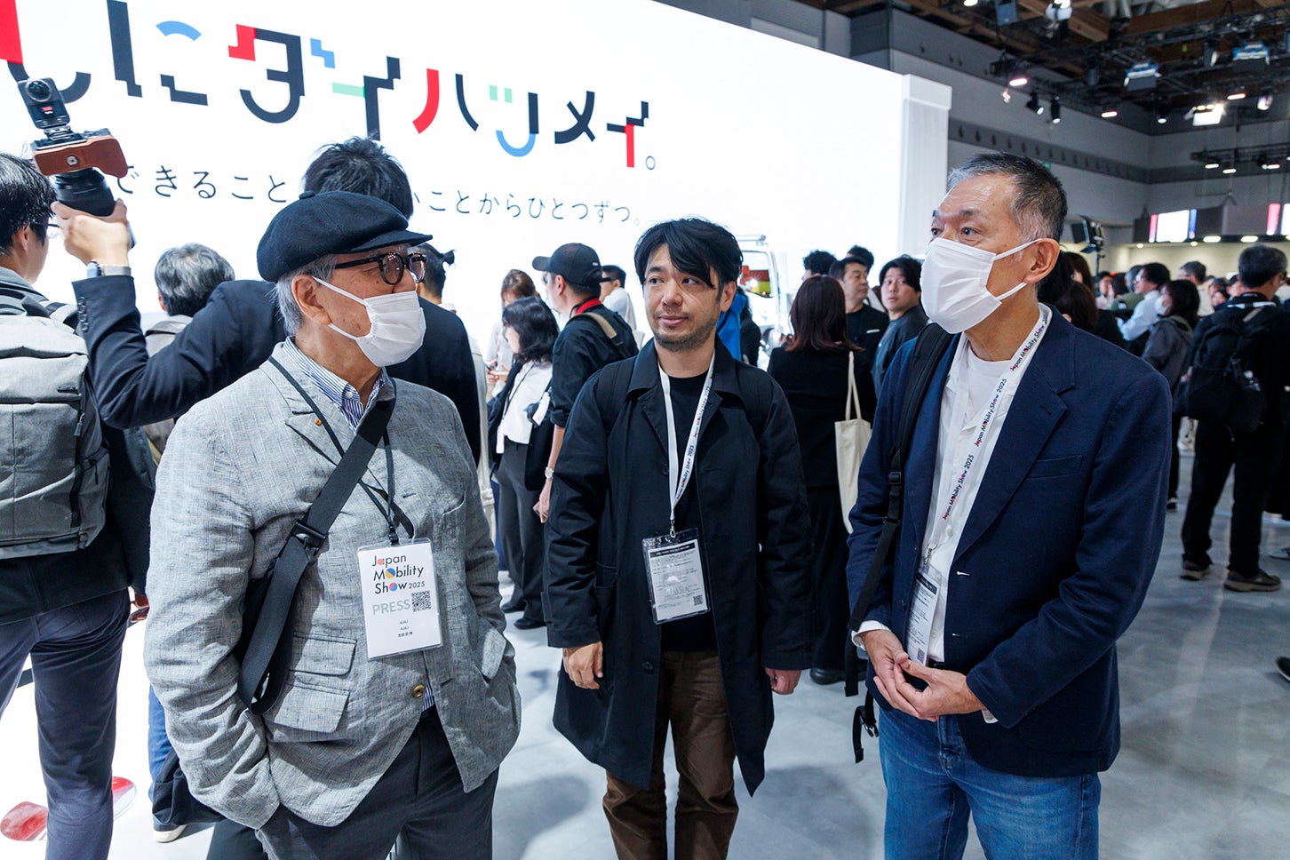 ああでもなくこうでもなくとモビショーの会場を練り歩く、モータージャーナリストの吉田 匠（左）と今尾直樹（右）、そして編集部の秋月新一郎（中）の3人