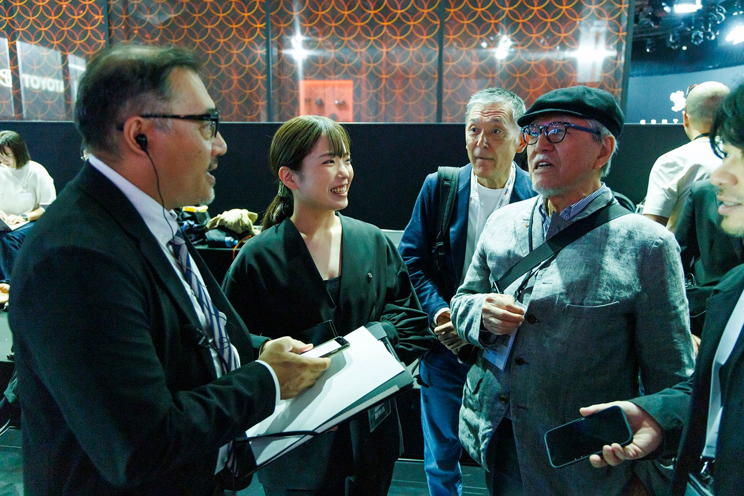 中央の女性がレクサスLSクーペのデザイン担当者