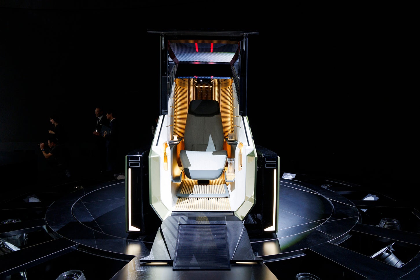 ひとり乗り用のLSとして展示されたレクサス LSマイクロ コンセプト