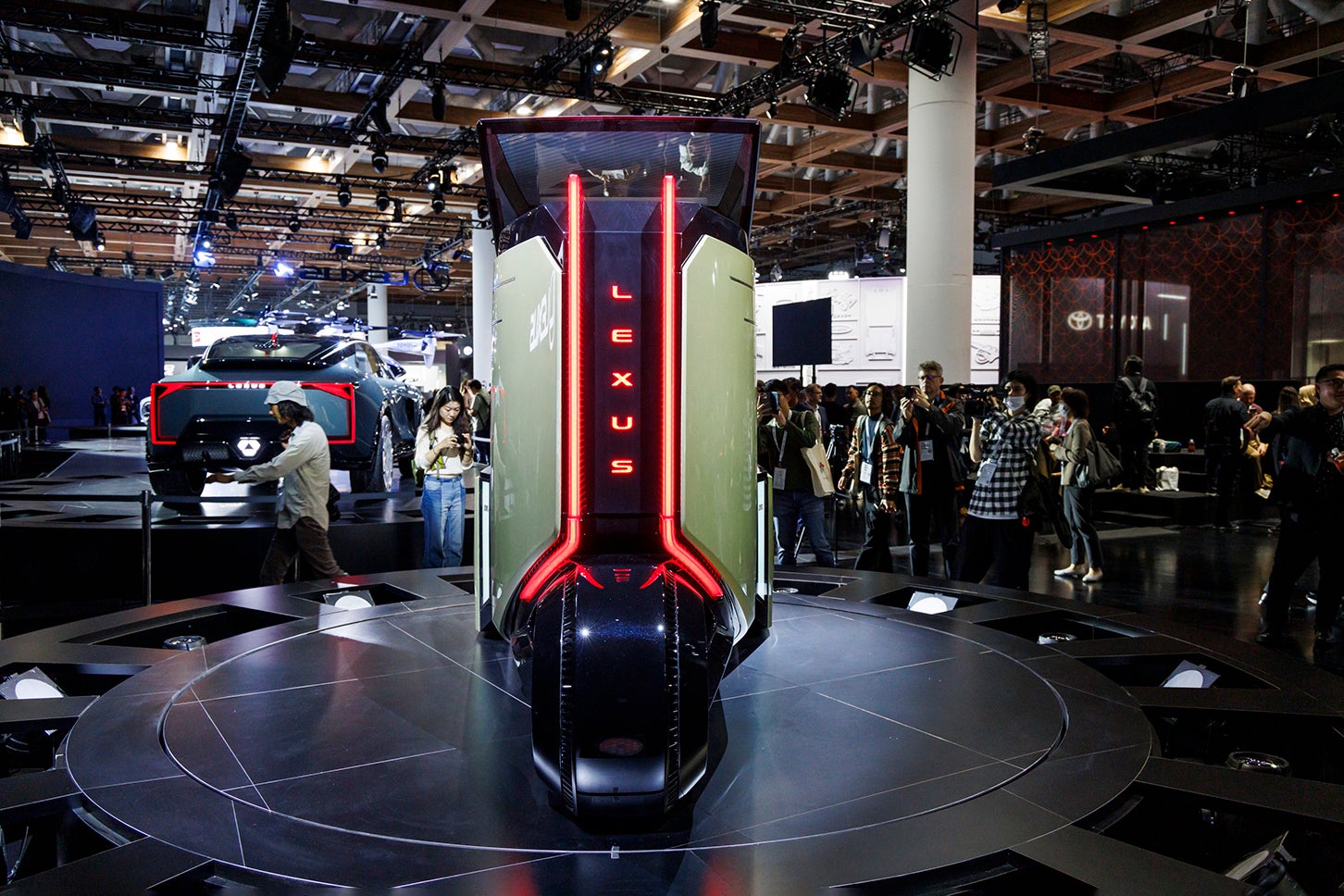 縦に配置された“LEXUS”の文字が、日本ぽくもありサイバーな感じを演出している
