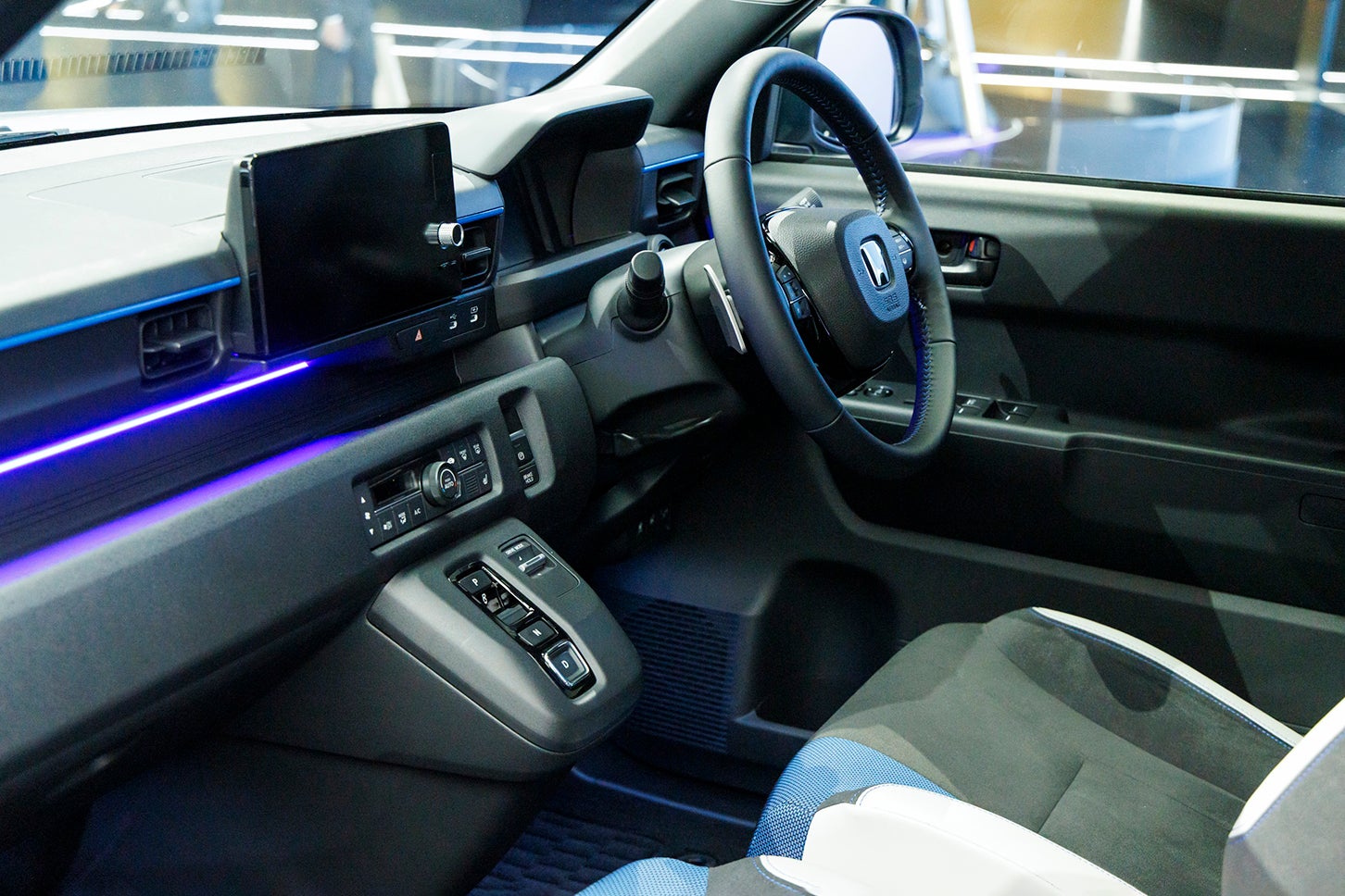 「BOOSTモード」では有段変速機のようなギアチェンジの感覚や、仮想のエンジンサウンドなど、EVでありながらスポーティーなエンジンを意のままに操っているかのような運転感覚を提供するという