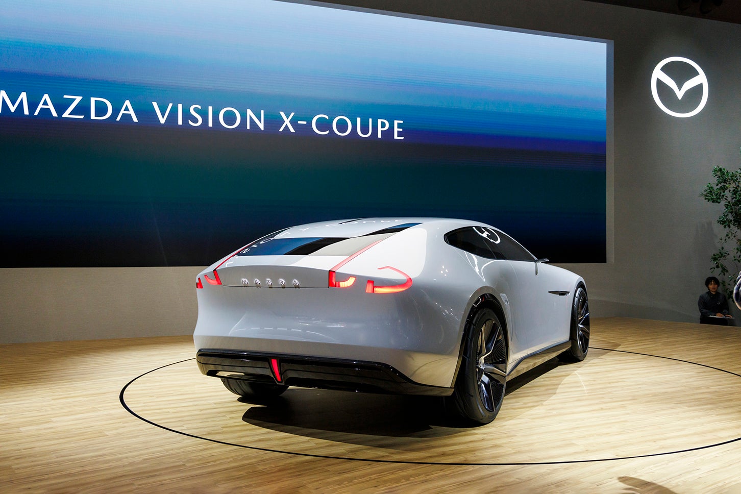 マツダ・ビジョン クロスクーペは、2ローター・ロータリーターボエンジンとモーター、バッテリーを組み合わせたプラグインハイブリッドシステムで走ることを想定している