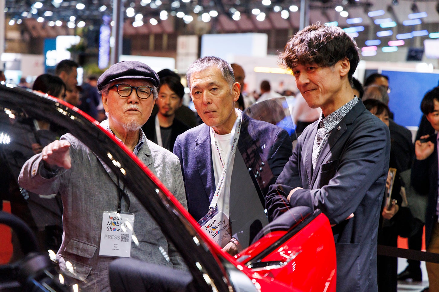 モータージャーナリストの吉田 匠（左）と今尾直樹（右）、そしてマツダでデザイン本部長を務める木元英二さん