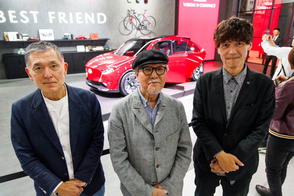 ジャパンモビリティショー2025の最後の一枚は、「僕にとって今回のベスト・デザインかも」と吉田 匠が唸ったマツダ・ビジョン クロスコンパクトを背景に、デザイン本部長の木元英二さんと一緒に
