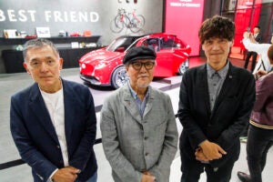 ジャパンモビリティショー2025の最後の一枚は、「僕にとって今回のベスト・デザインかも」と吉田 匠が唸ったマツダ・ビジョン クロスコンパクトを背景に、デザイン本部長の木元英二さんと一緒に