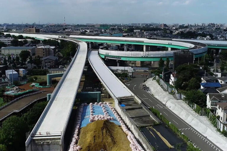 工事中の大泉JCT。外環道の延伸が進むいっぽうで、東西軸の整備も求められている。