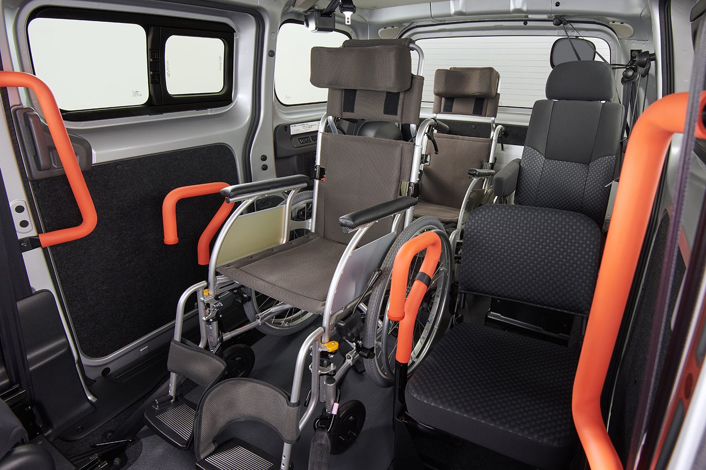 日産NV200バネット チェアキャブ 車いす2名仕様