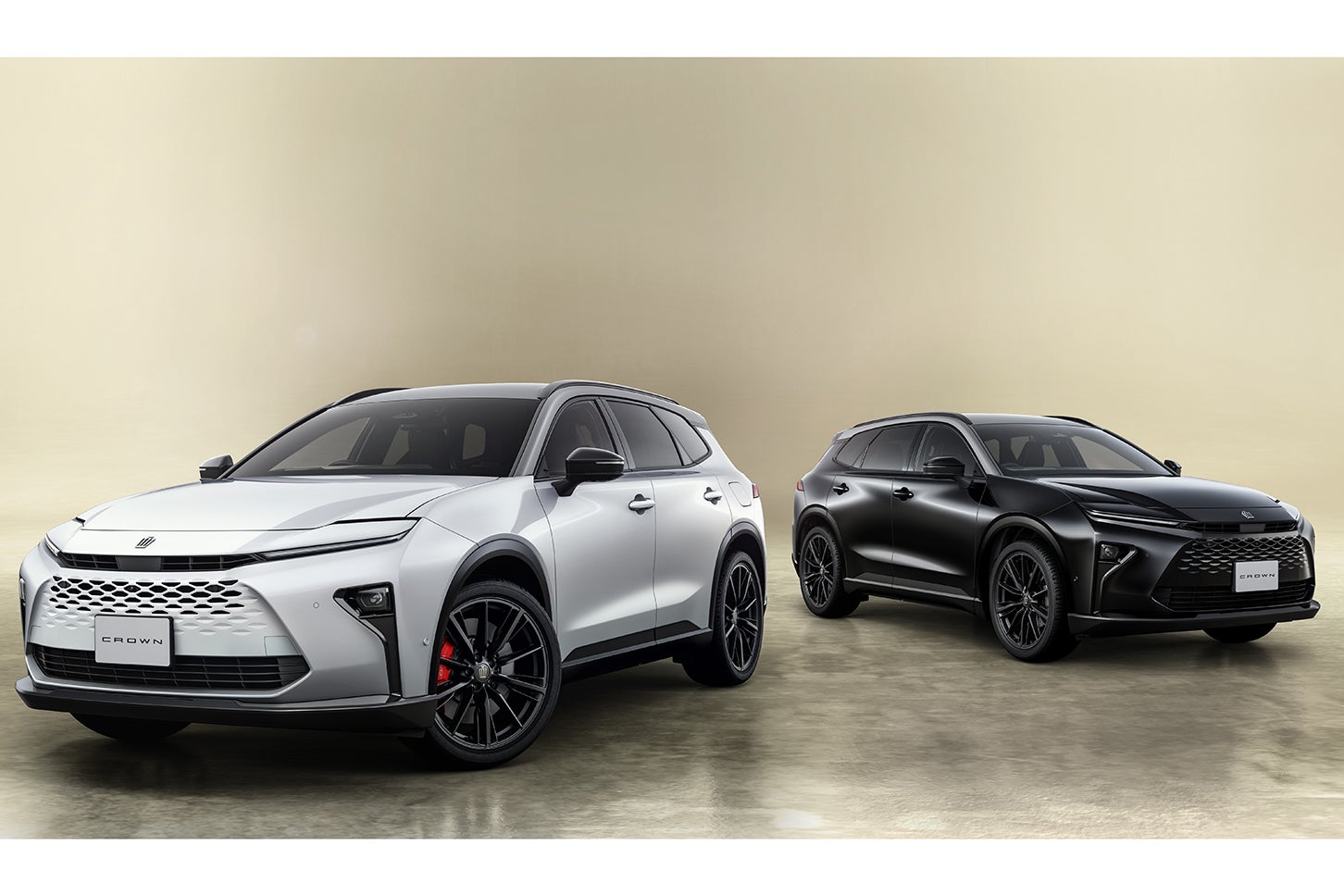 トヨタ・クラウン エステートRS“THE 70th”(写真左)/Z“THE 70th”(写真右)
