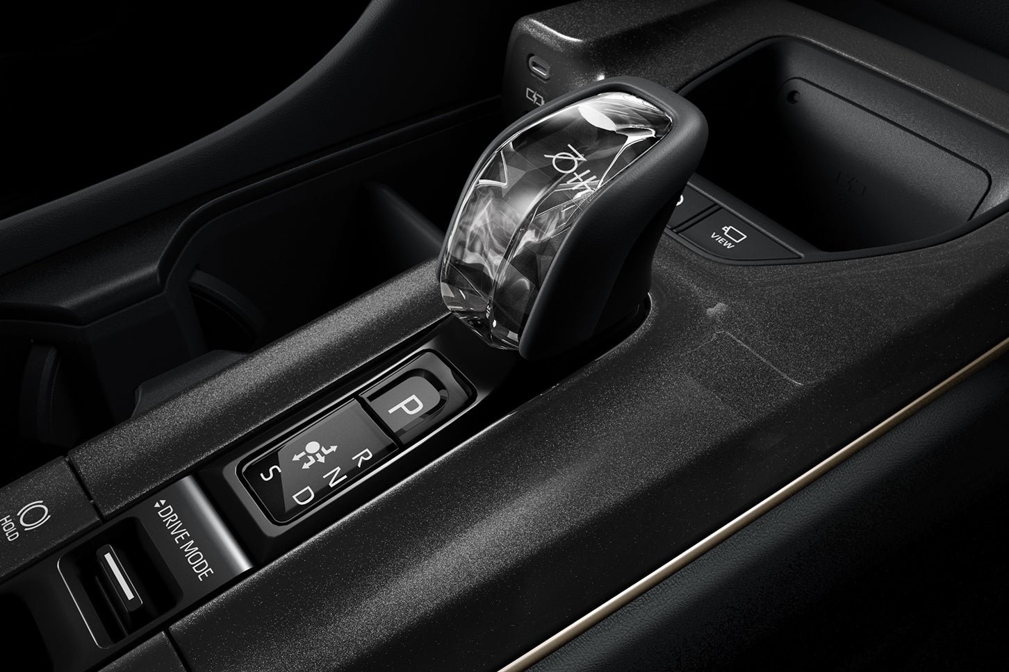 トヨタ・クラウン エステート“THE 70th”｜プレミアムシフトノブ（70th ロゴ入り）