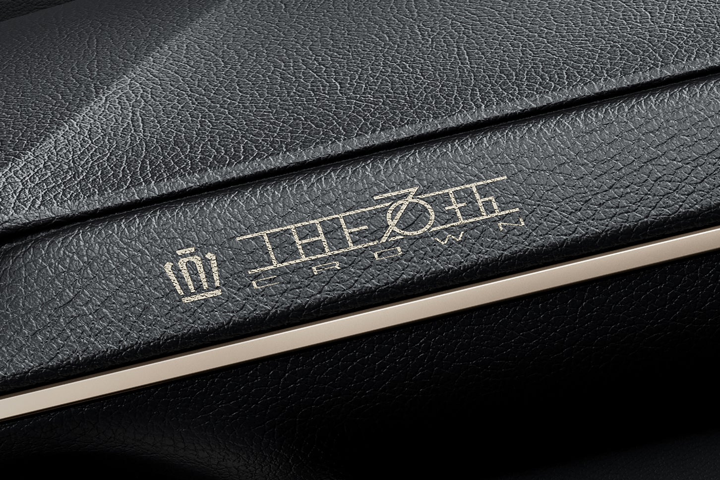 トヨタ・クラウン エステート“THE 70th”｜専用レーザー加飾（THE 70thロゴ入り／インストルメントパネル）
