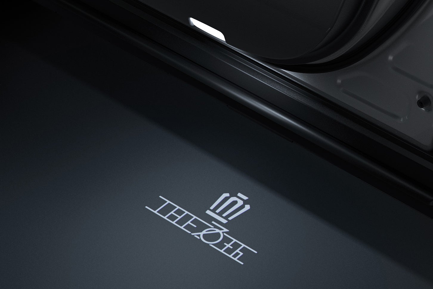 トヨタ・クラウン エステート“THE 70th”｜プロジェクションカーテシイルミ（THE 70th ロゴ入り／フロントドア左右）