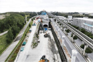 整備が進む小禄道路の赤嶺トンネル付近。