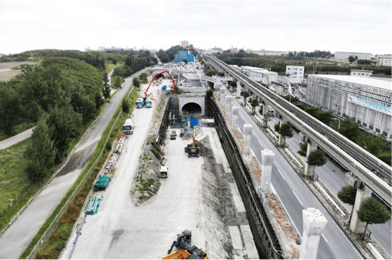 整備が進む小禄道路の赤嶺トンネル付近。