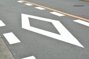 車道上に描かれた「ダイヤマーク」