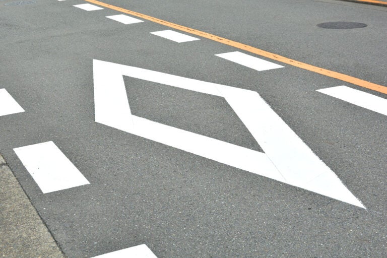 車道上に描かれた「ダイヤマーク」