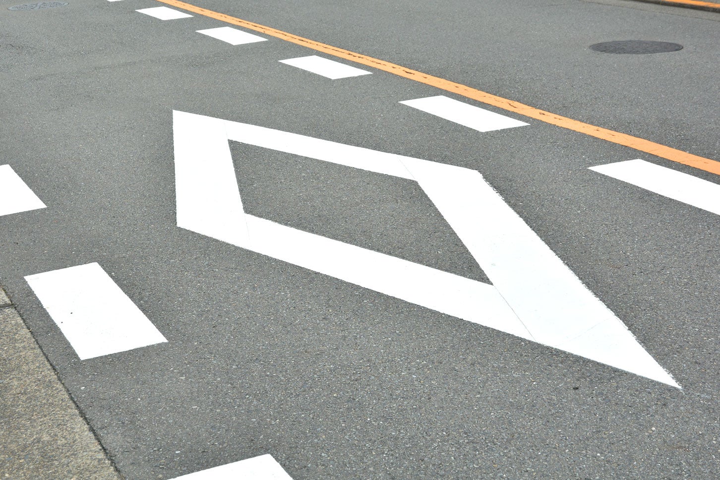 車道上に描かれた「ダイヤマーク」
