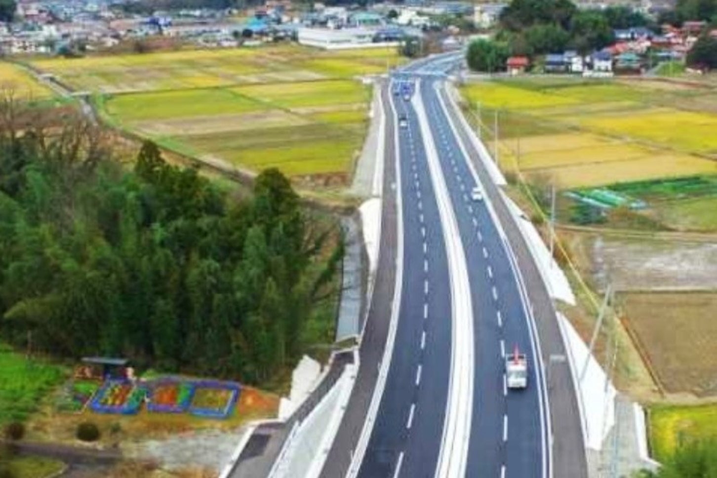 2016年に開通した川津バイパス。「中海・宍道湖8の字ルート」の一部となる4車線道路だ