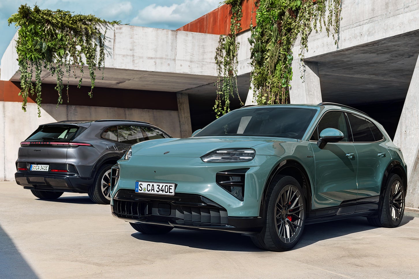 ポルシェ・カイエン・ターボ・エレクトリック（写真手前）／ポルシェ・カイエン・エレクトリック（同奥）