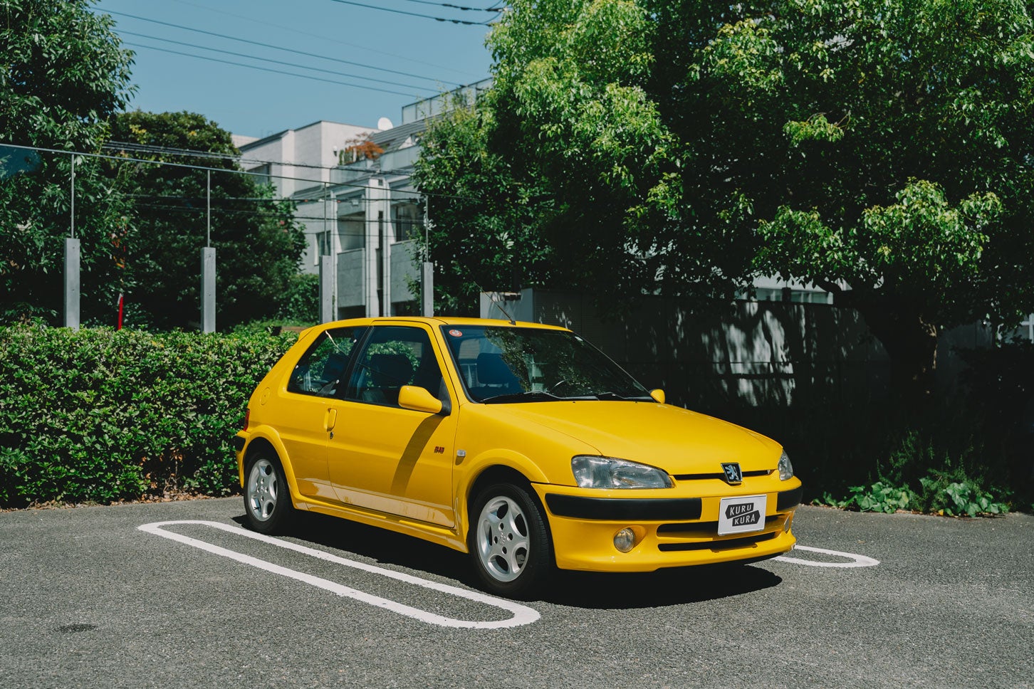 イエローのボディカラーが目を引く「プジョー106 S16」。プジョーとピニンファリーナの共作によるどこか気品を感じるデザインも魅力的。