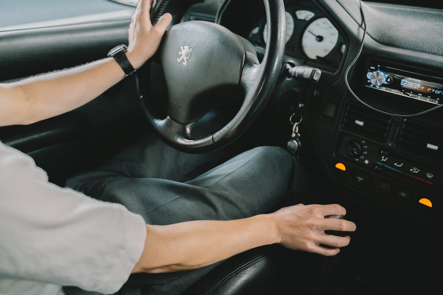 インパネ周りもシンプルだけどスタイリッシュ。走りを重視したクルマの潔さを感じる。