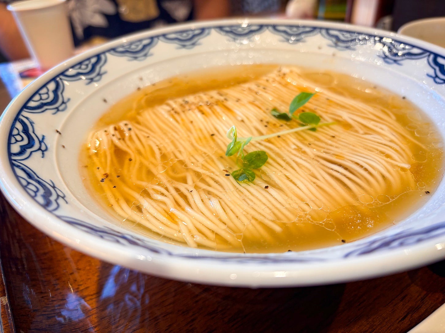 香味野菜を半日間煮込んでスープを取った「宮崎和牛汐拉麺」は、黒トリュフが香る和牛しぐれ丼が添えられています。この丼ぶりにスープをかけてお茶漬け風にして食べると最高です。