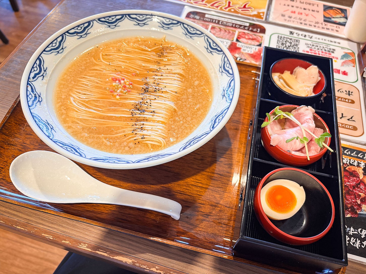 「黒豚清湯 京合わせ味噌」は、味噌の香ばしさと旨味が口いっぱいに広がる、シンプルながら奥深い一杯です。