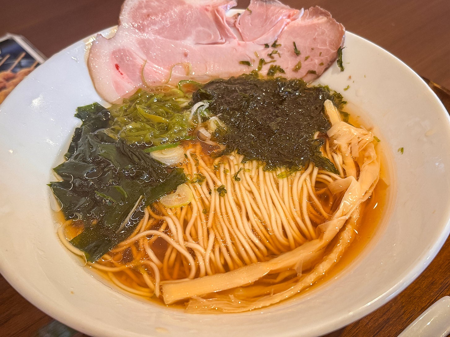 昼限定で食べられる「御前崎磯づくしラーメン」は、磯の香りがふわりと広がる、爽やかでキレのある味わいが魅力です。