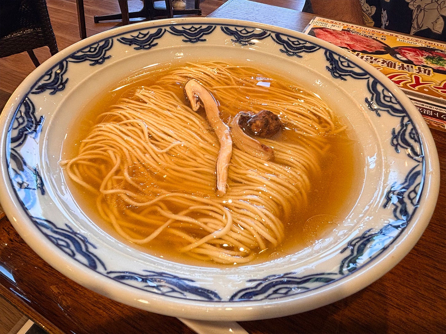 この日の限定ラーメンは、日本料理の一番出汁の取り方でスープをひき、マツタケを加えた「2025 日本料理 松茸土瓶蒸し仕立て（税込1350円）」が提供されていました。