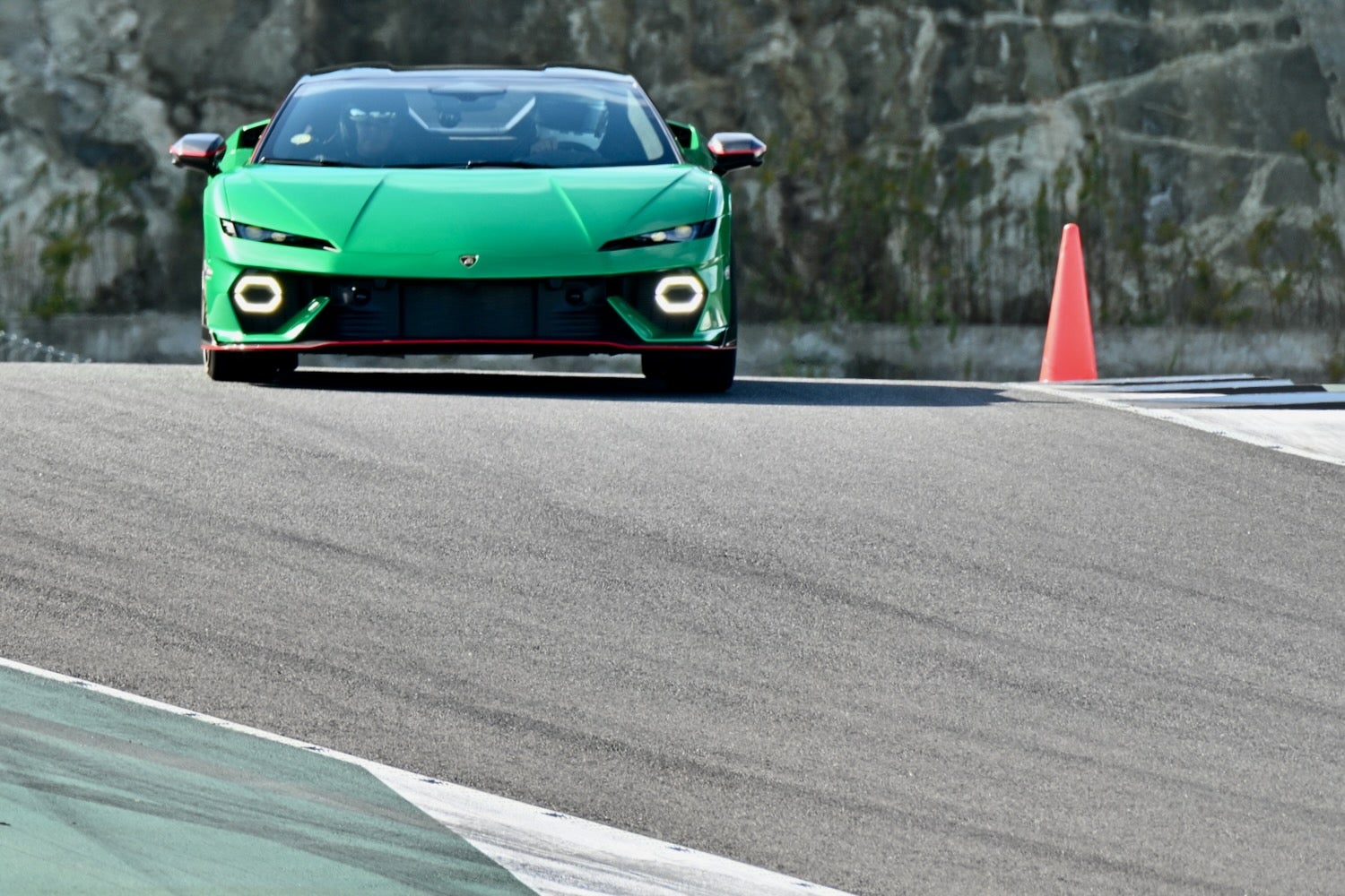 複雑なコースレイアウトを誇るMAGARIGAWAを走るテメラリオの軽量版「アレジェリータ・パッケージ」。