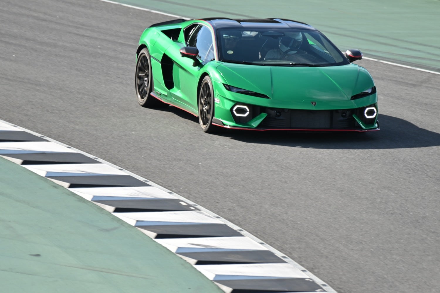 複雑なコースレイアウトを誇るMAGARIGAWAを走るテメラリオの軽量版「アレジェリータ・パッケージ」。